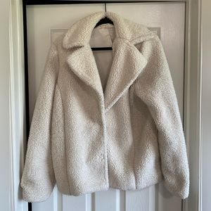 White fluffy fall/winter jacket. Size L (oversized fit). White/cream.